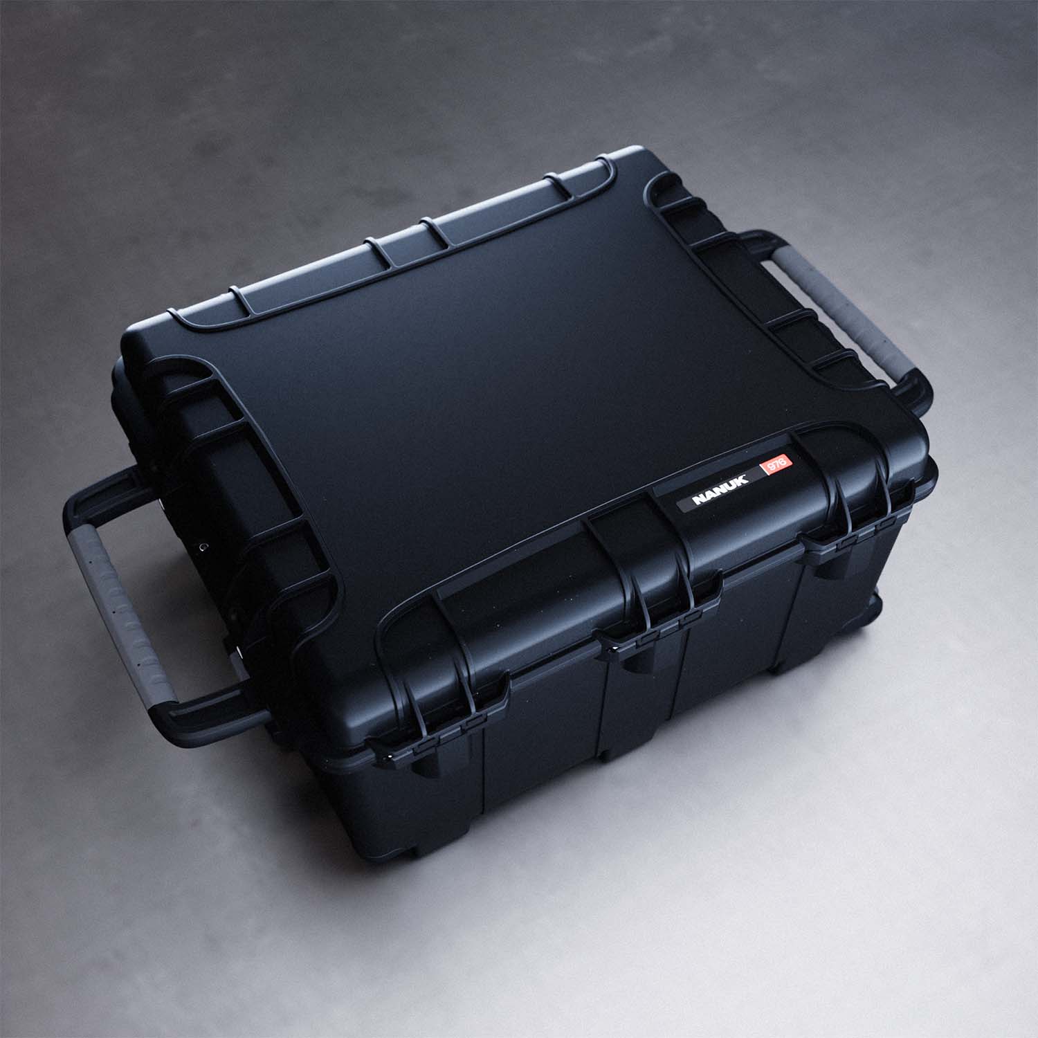 Demonstration of the team handles on the NANUK 976