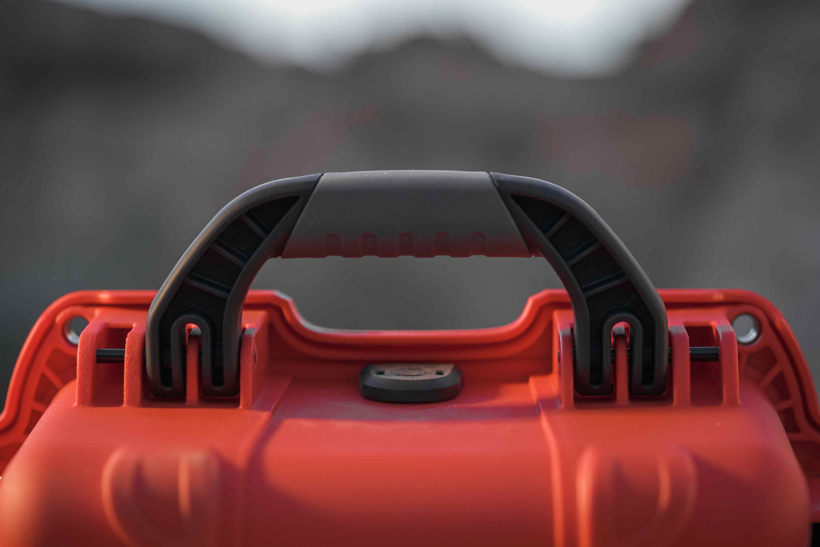 Ergonomic Handle Design – The comfortable, ergonomic handle ensures easy carrying, making the NANUK 908 perfect for on-the-go professionals.